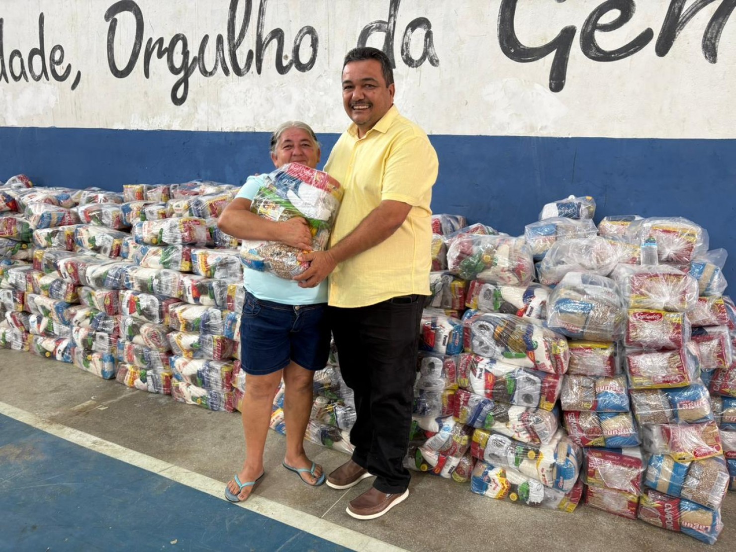 Prefeitura de Barra de Santa Rosa realiza entrega de Kits Natalinos no Ginásio “O Jovinão”.